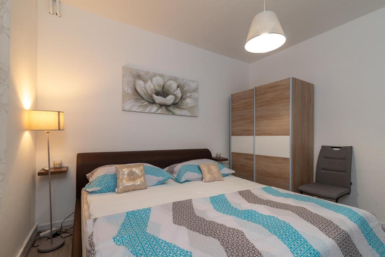 Apartments Villa Mirella 20 M From The Sea - Free Parking Trogir Exterior foto