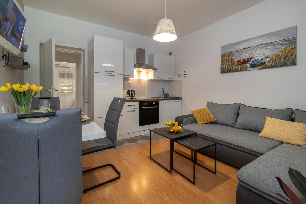 Apartments Villa Mirella 20 M From The Sea - Free Parking Trogir Exterior foto