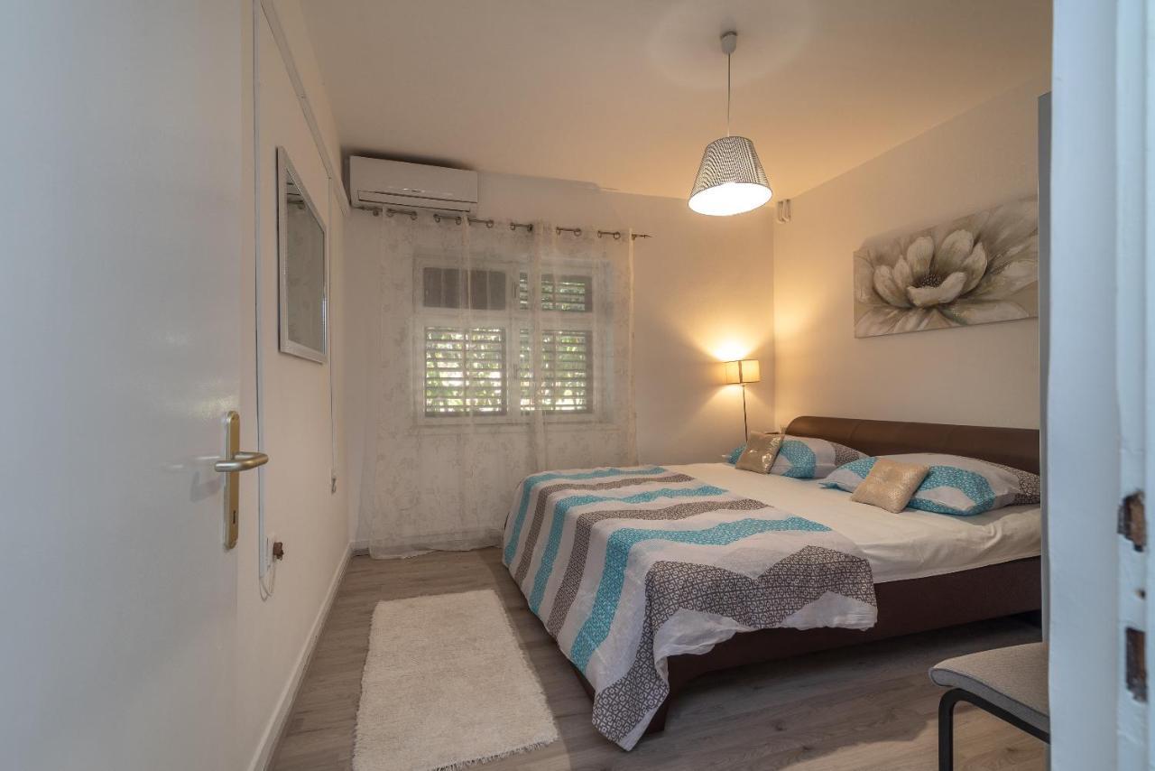 Apartments Villa Mirella 20 M From The Sea - Free Parking Trogir Exterior foto