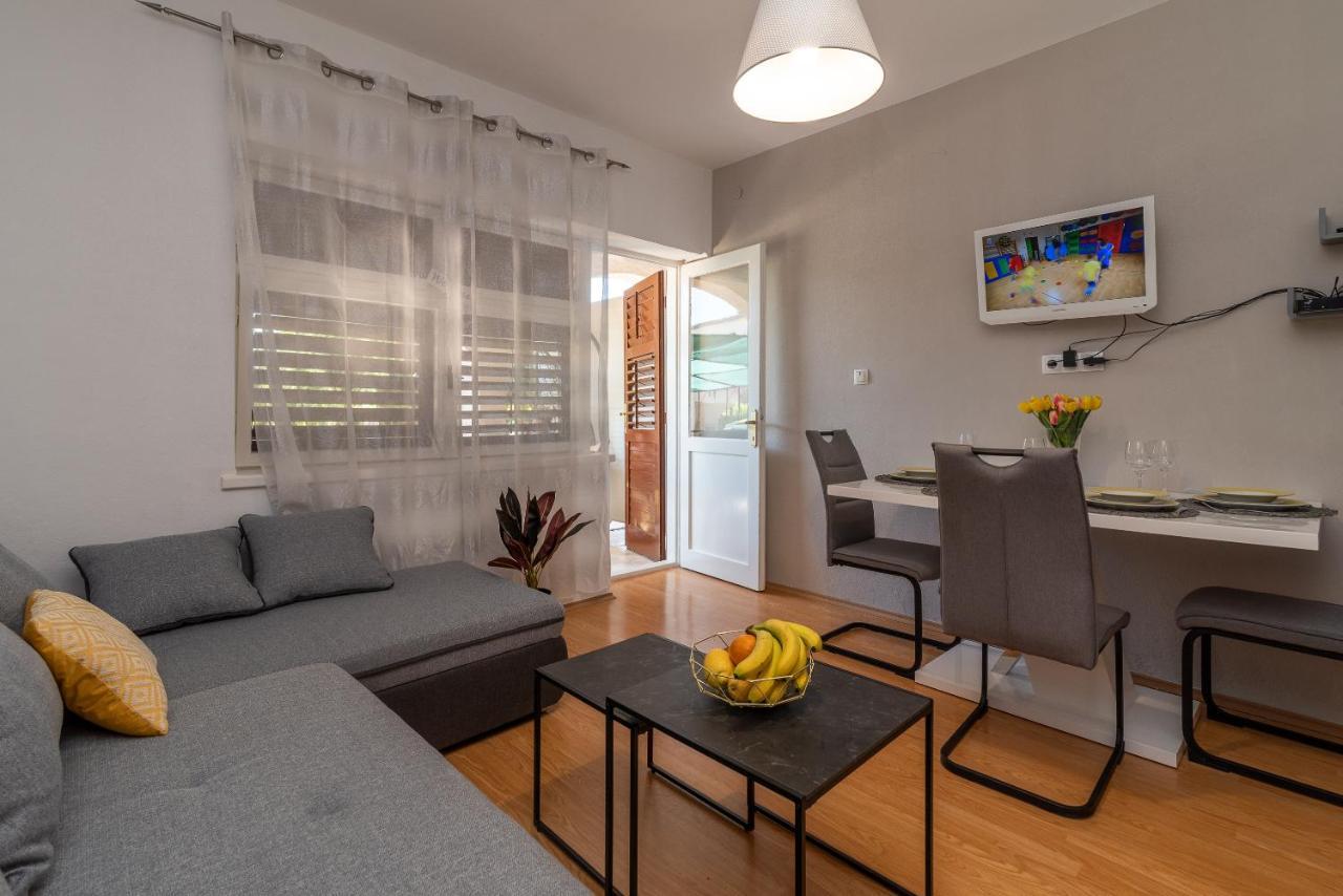Apartments Villa Mirella 20 M From The Sea - Free Parking Trogir Exterior foto