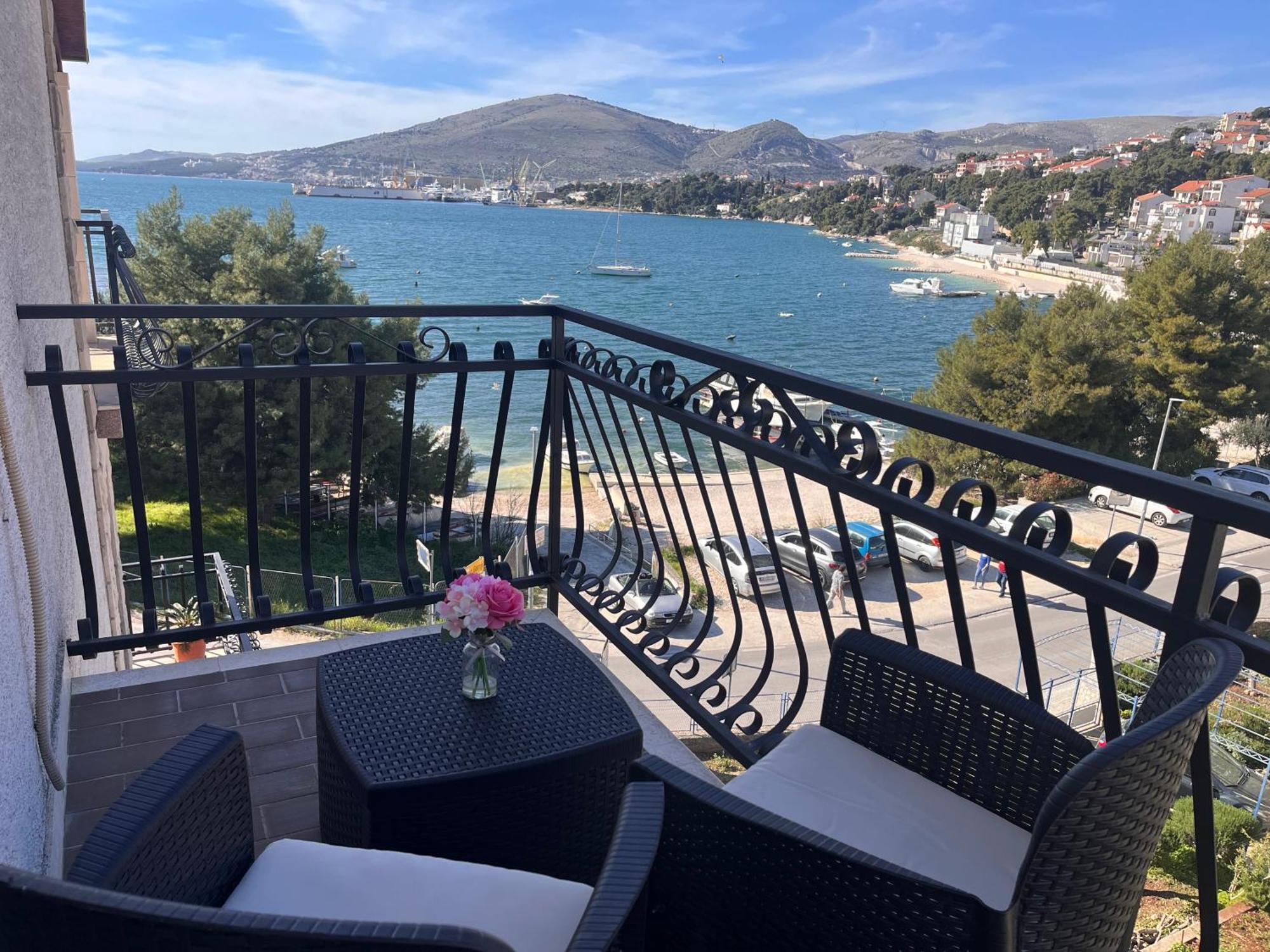 Apartments Villa Mirella 20 M From The Sea - Free Parking Trogir Exterior foto
